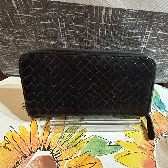 Bottega Veneta Intrecciato Nappa Leather Black Zip Wallet - Picture 2 of 13
